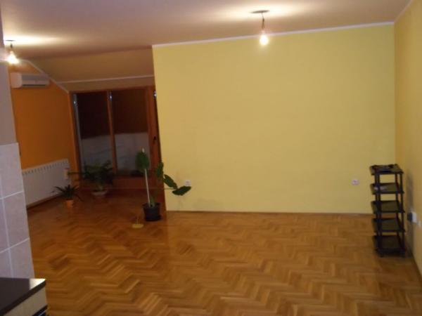 Dvosoban stan u centru Obrenovca, 52 m2, 41.600€, dve sobe sa trpezarijom i kuhinjom
