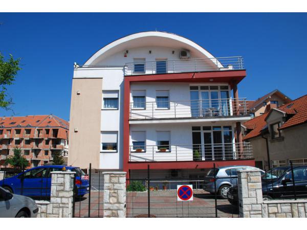 Stan u centru - Đukić - izuzetno kvalitetna gradnja, hrastov parket, italijanska sanitarija, trosoba