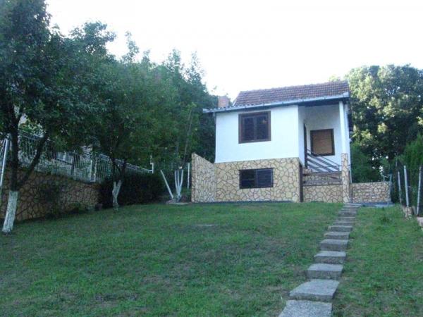 Na prodaju kuća, na izuzetno mirnom mestu u Obrenovcu.